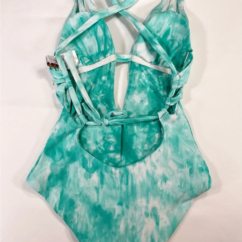 BECCA green white